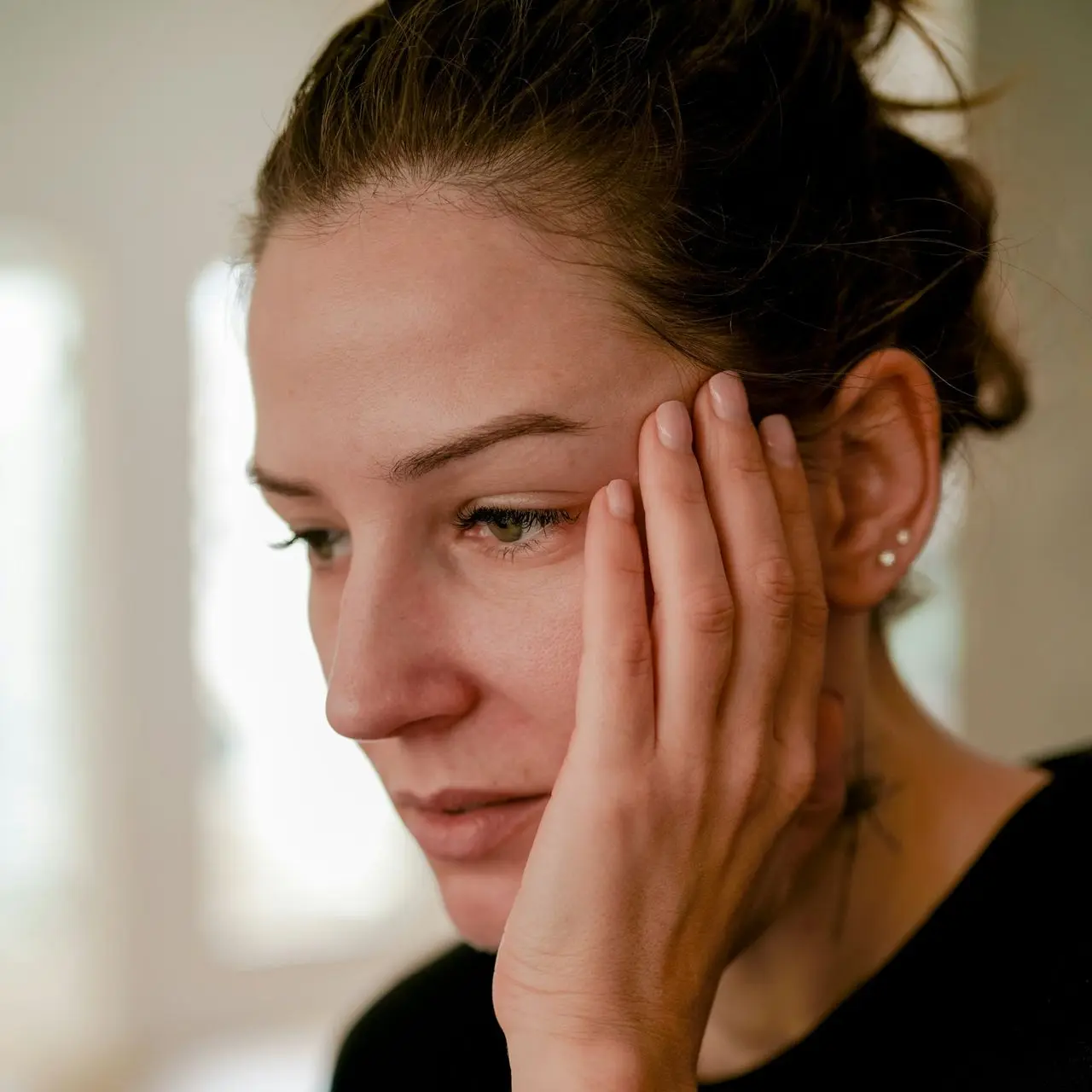 a person with the hand on the face